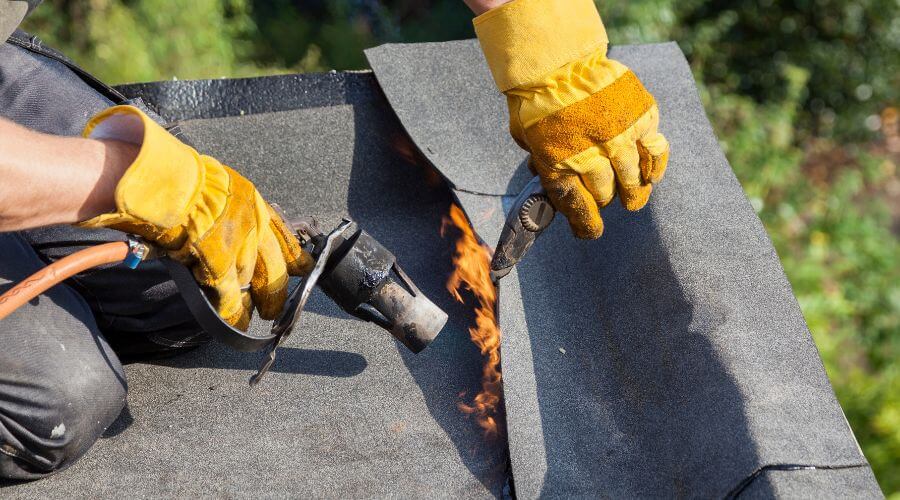 Professional gutter cleaning in Great Lakes, IL